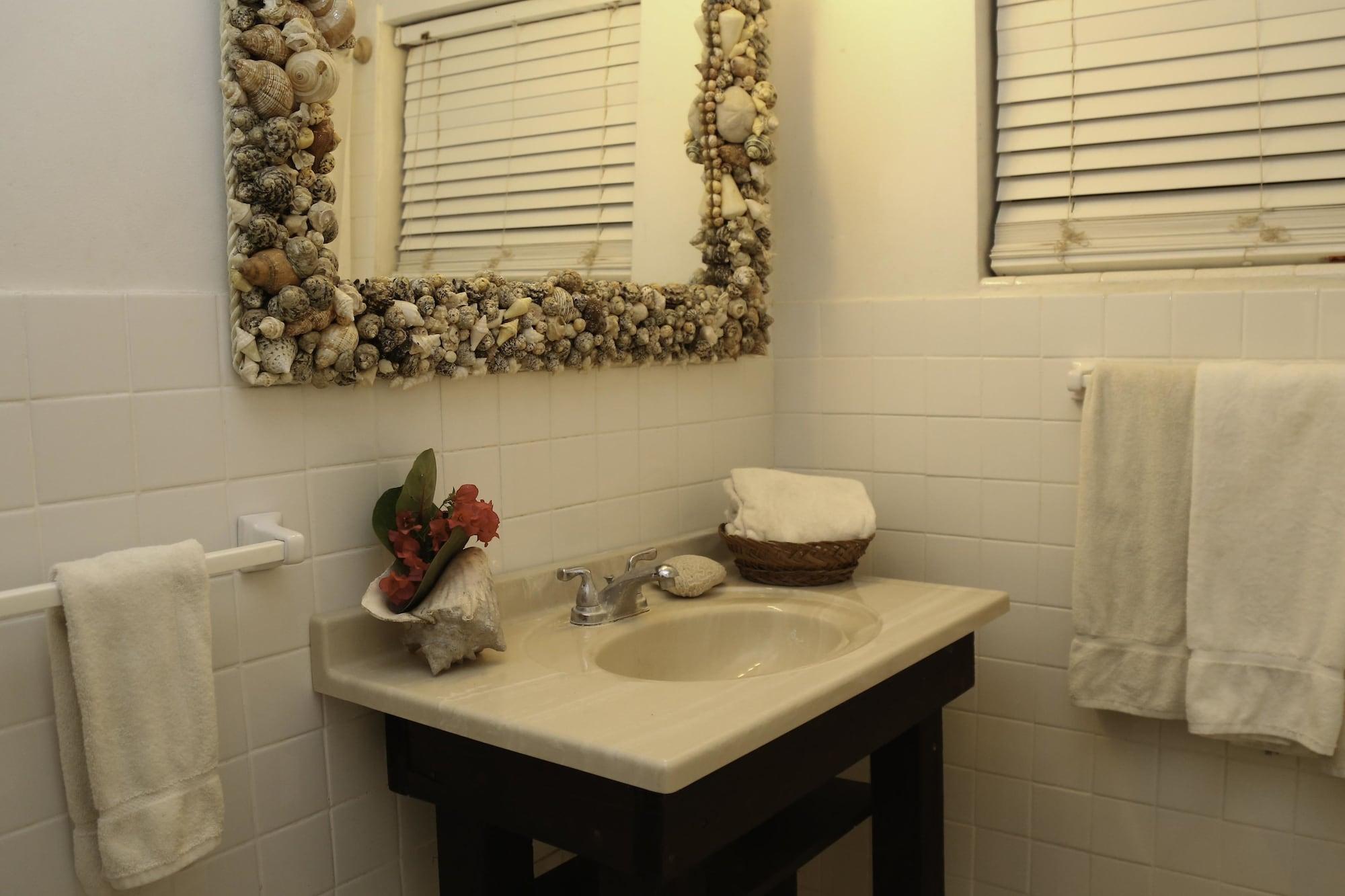 Tingum Village Hotel Dunmore Town Екстер'єр фото