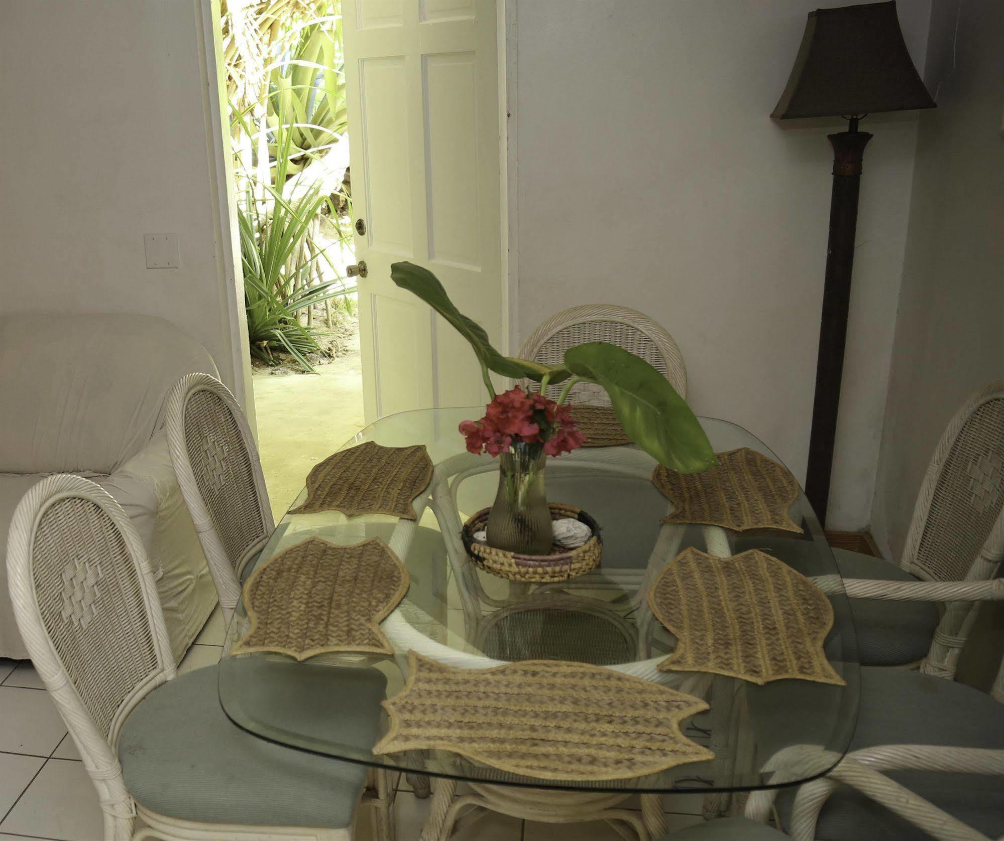Tingum Village Hotel Dunmore Town Екстер'єр фото