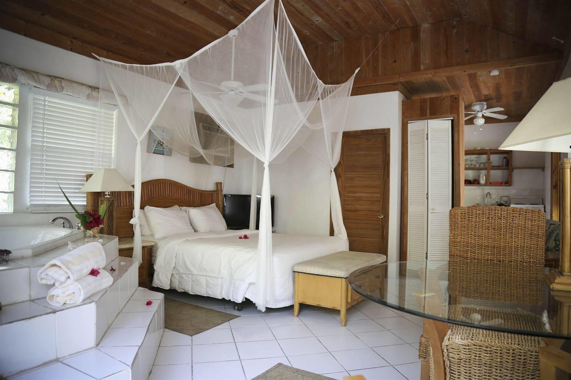 Tingum Village Hotel Dunmore Town Екстер'єр фото